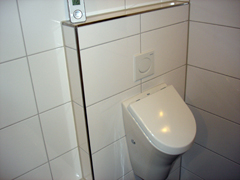 Geflieste Vormauerung,  Edelstahlkanten, Urinal