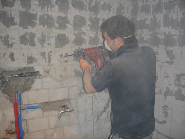 Bild 12-1 Fliesenleger Eisenmann bei der Arbeit Fliesen entf