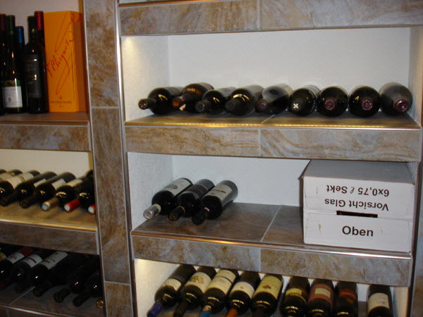 Bild 13-2 Weinregal beleuchtet
