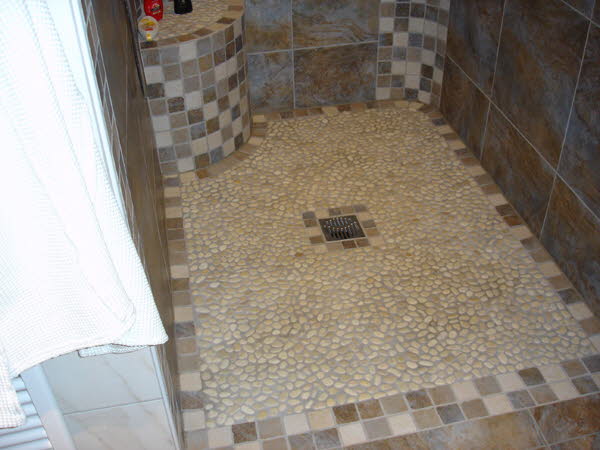 Bild 14-1 barrierefreie Dusche aus Kieselsteinen