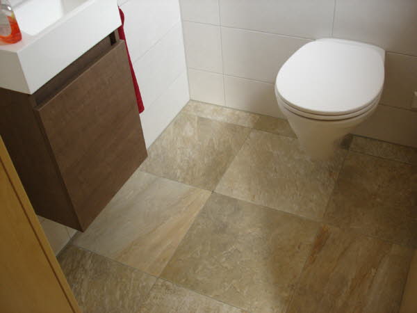 Bild 3-3 Toilettenansicht-Bodenbelag Naturale