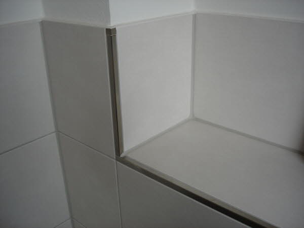 Bild 3-5 Toilettenablage mit Edelstahlschienen verkleidet