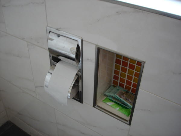Bild 4-2 Eingelassener Toilettenhalter