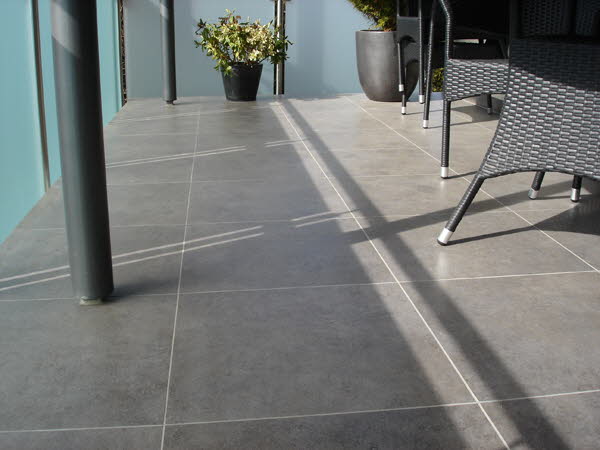 Bild 9-2 Balkonfliesen Format 50x50cm Betongrau